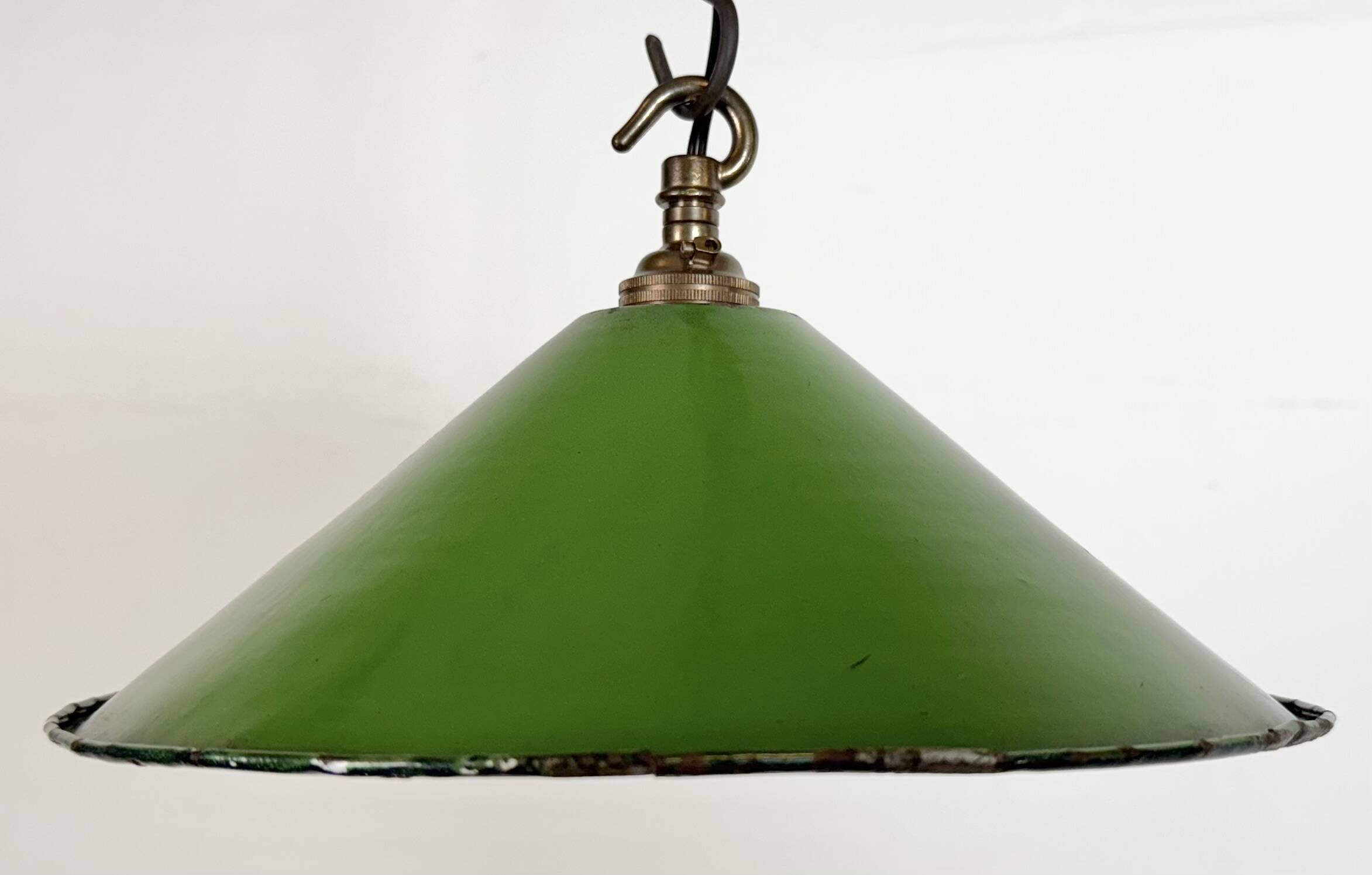 Suspension industrielle britannique en émail vert, années 1950