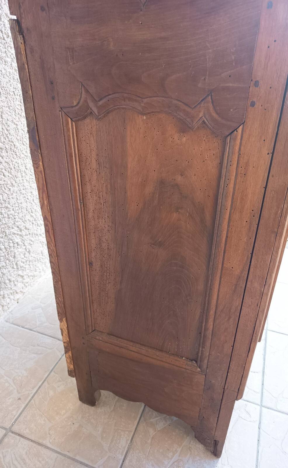Louis XIV bonnetière in walnut, 18th century.