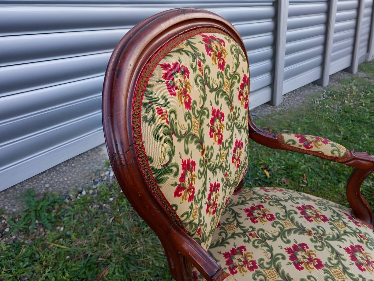 Deux fauteuils anciens style Louis XV + table guéridon en marbre