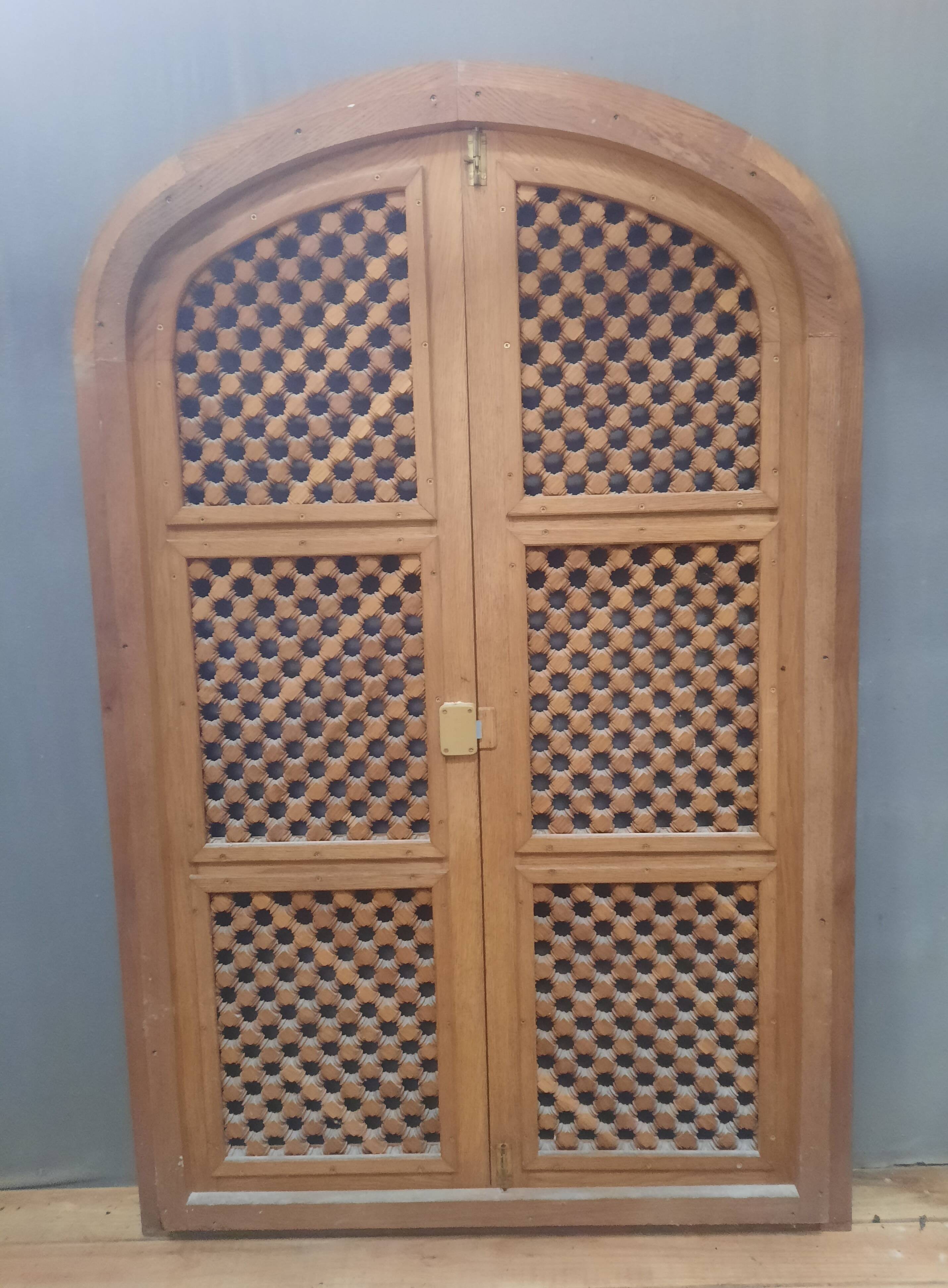 Double oriental door and its frame