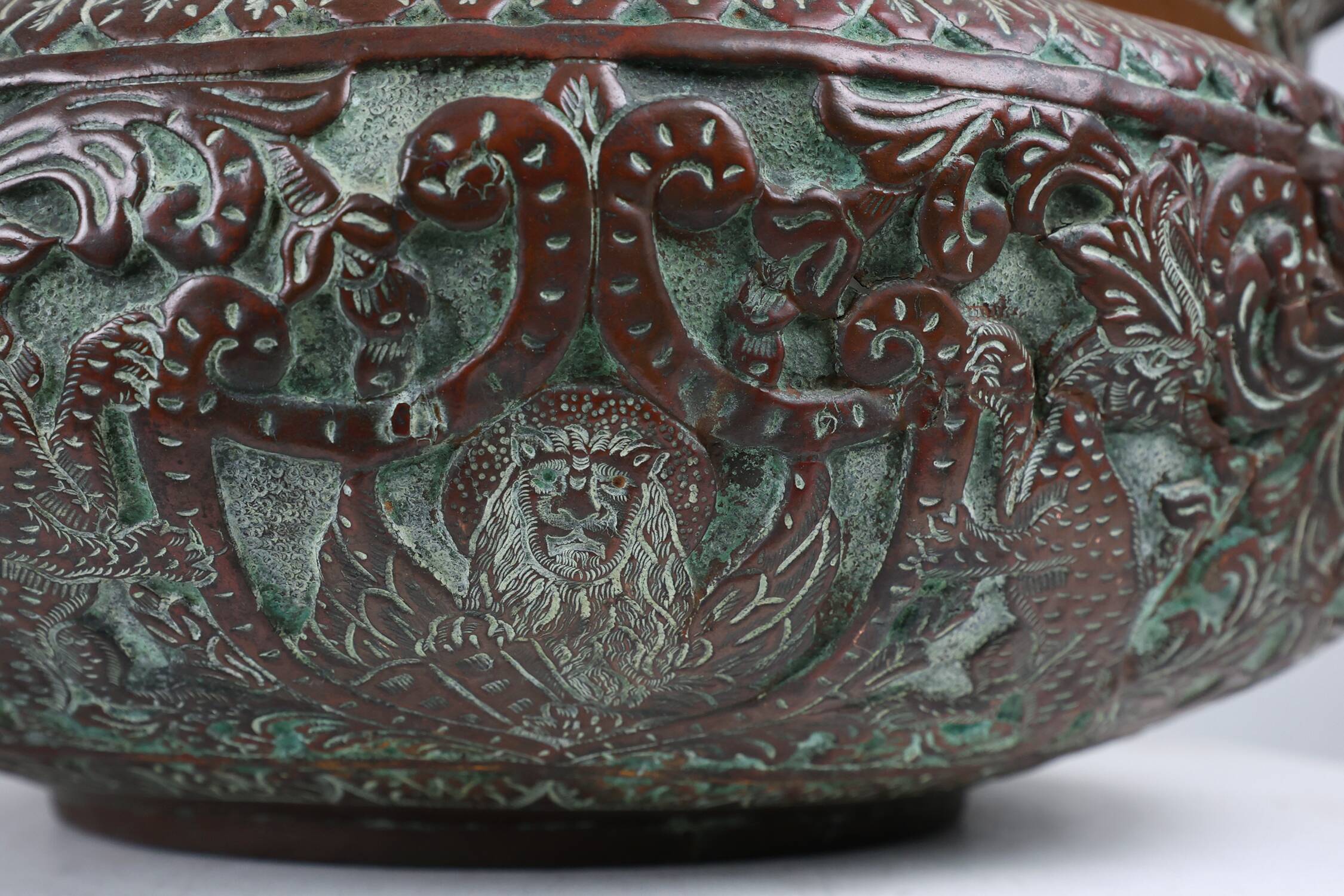 Cache-pot rond ottoman antique en cuivre gravé, vers 1850