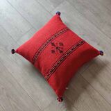 Coussin berbère rouge à pompon en coton