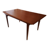 Table scandinave