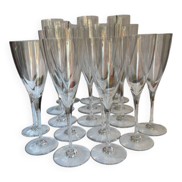 17 flûtes en cristal Baccarat, modèle Dom Pérignon