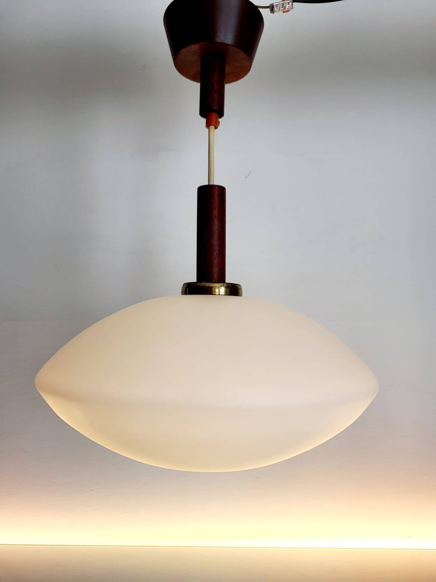 Lampe à suspension vintage en glaçure opaline, Scandinavische stijl, teck, jaren 60