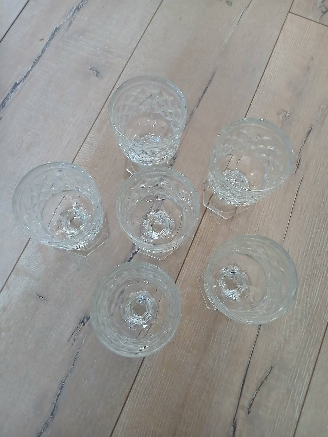 6 verres à pied en verre taillé