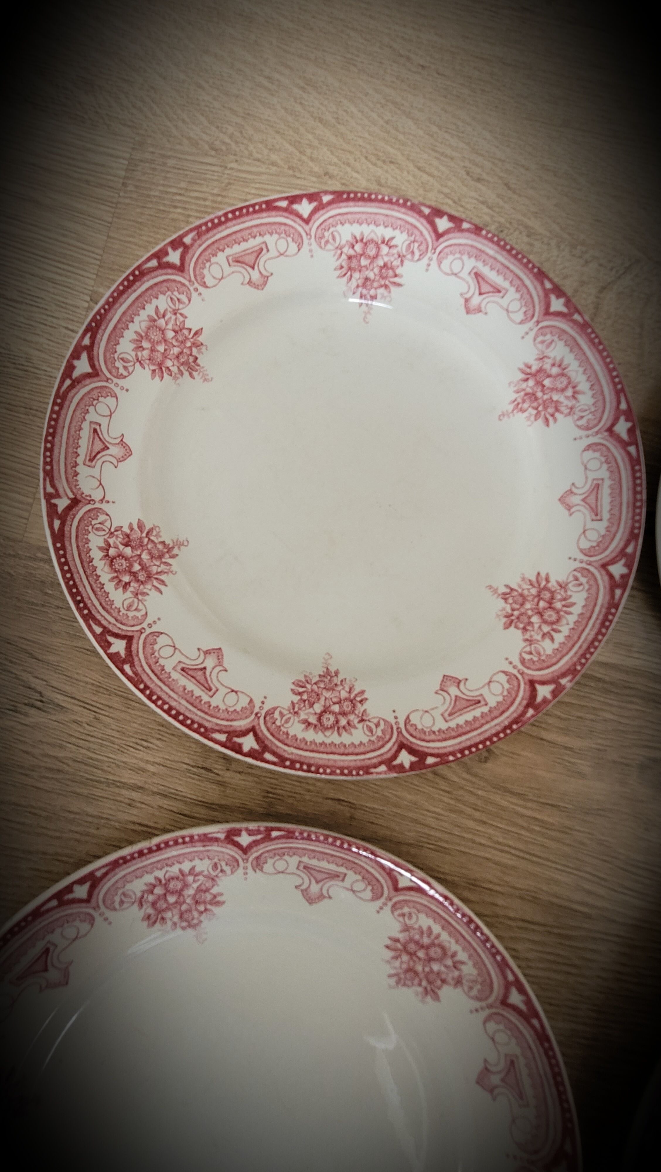 4 flat plates Narcissus