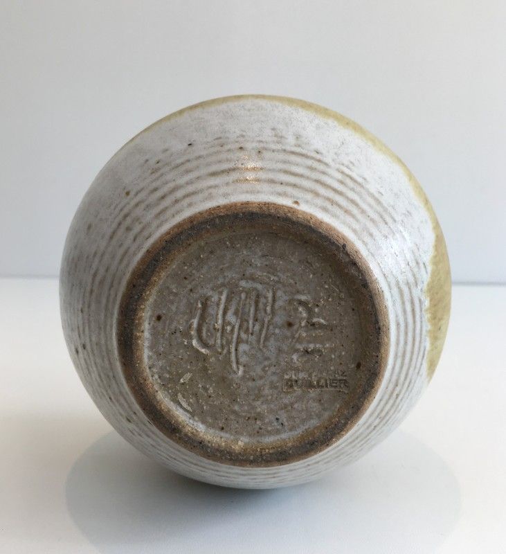 Soliflore vase in sandstone. signed by the Swiss artist Edouard Chapallaz
