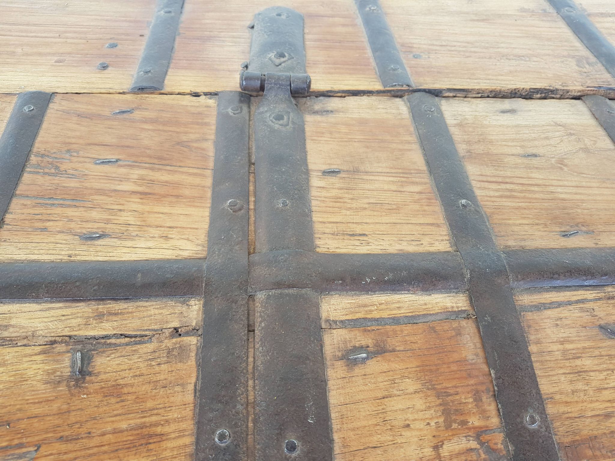 Coffre ancien indien vintage  sur roues en bois début 20eme s