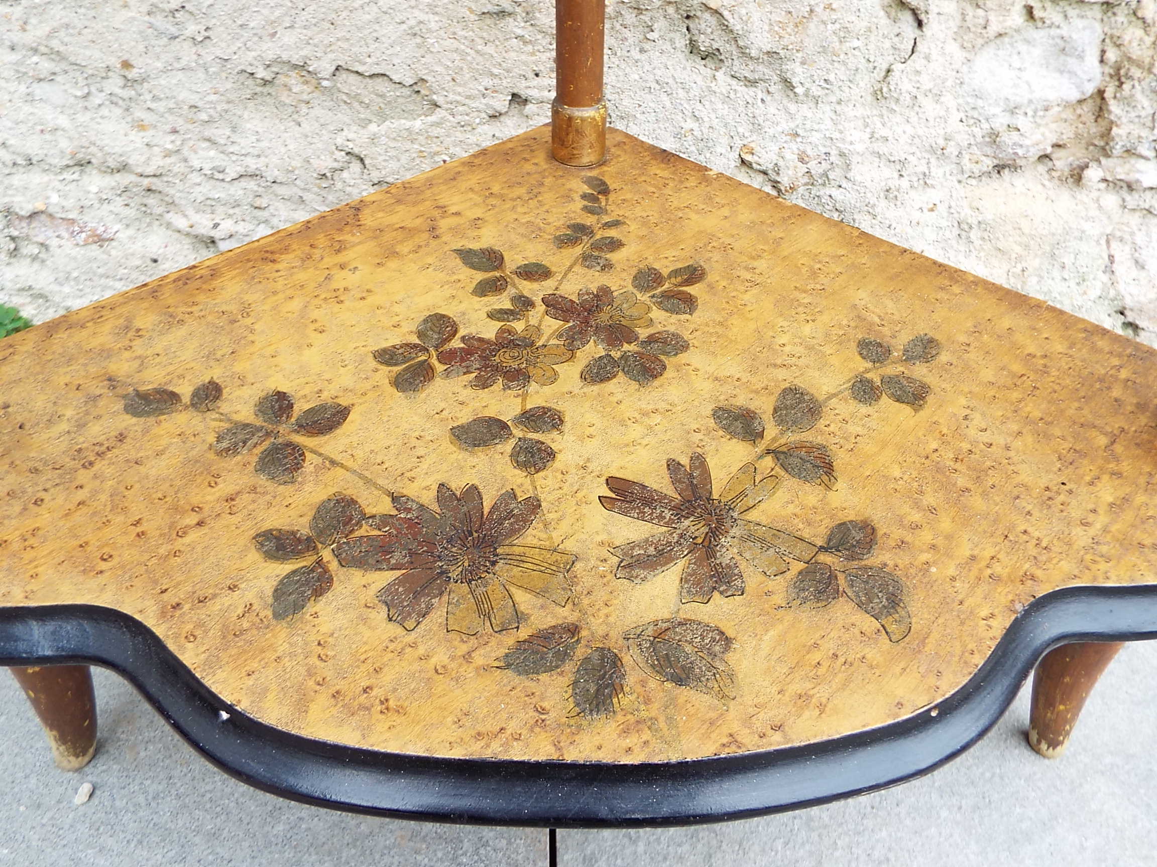 Corner shelf in painted wood