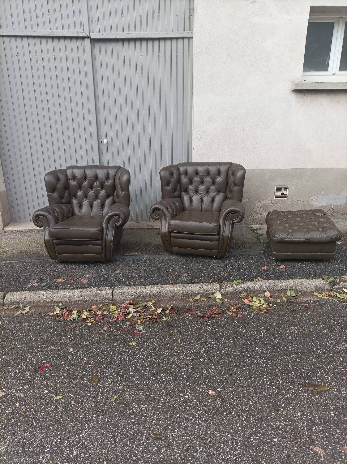 Pair of Chesterfield armchairs with footrest