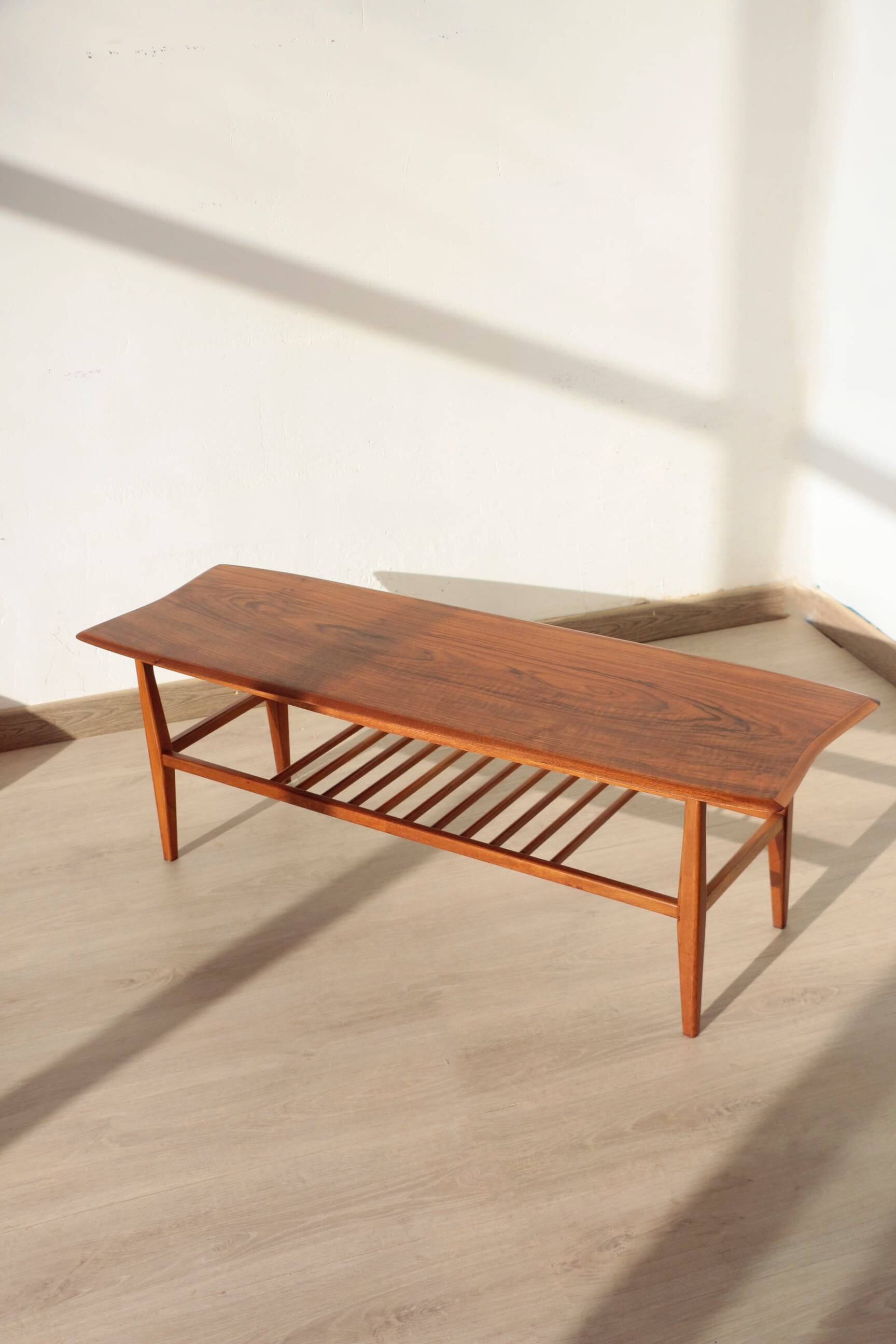 Table basse vintage Everest en noyer – style « planche de surf » (années 60)