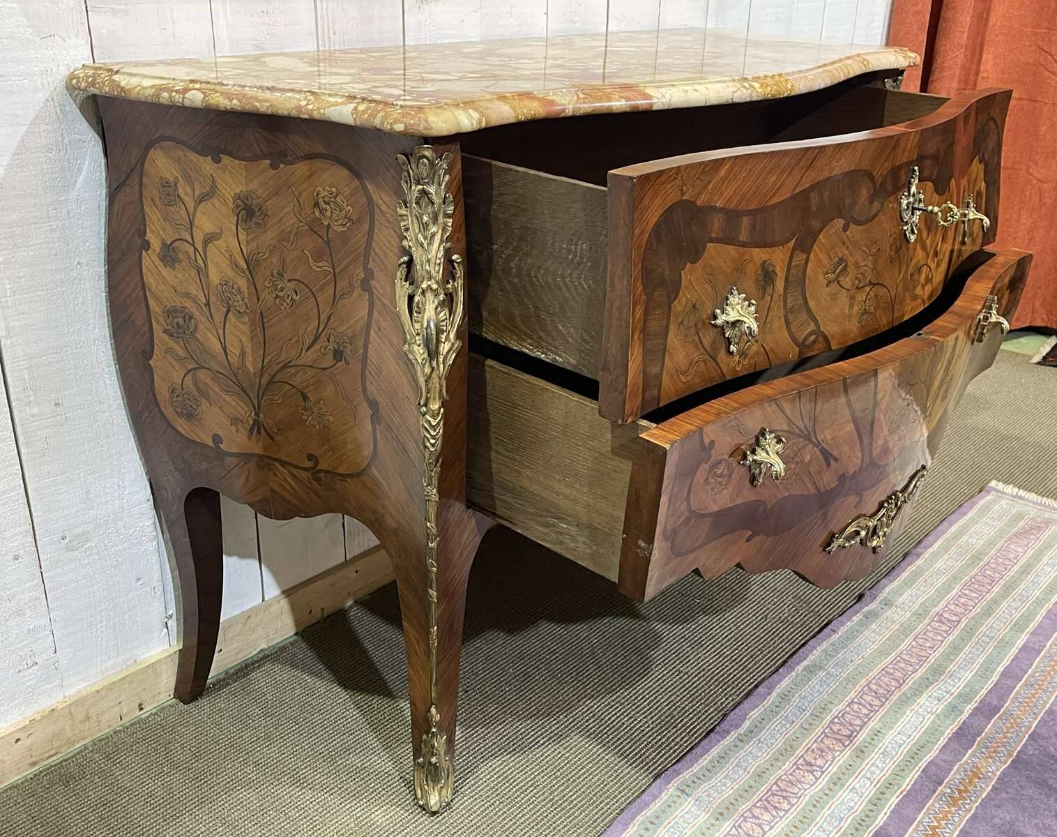Commode de style Louis XV en bois de rose, chêne et dessus marbre