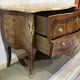 Commode de style Louis XV en bois de rose, chêne et dessus marbre