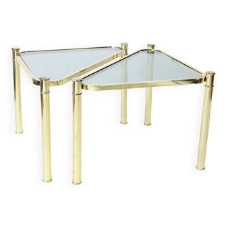 Ensemble de deux tables d'appoint triangulaires en laiton et verre, Tchécoslovaquie 1970