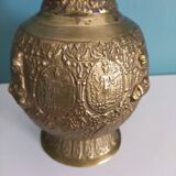 Jolie paire de vases asiatiques anciens en bronze