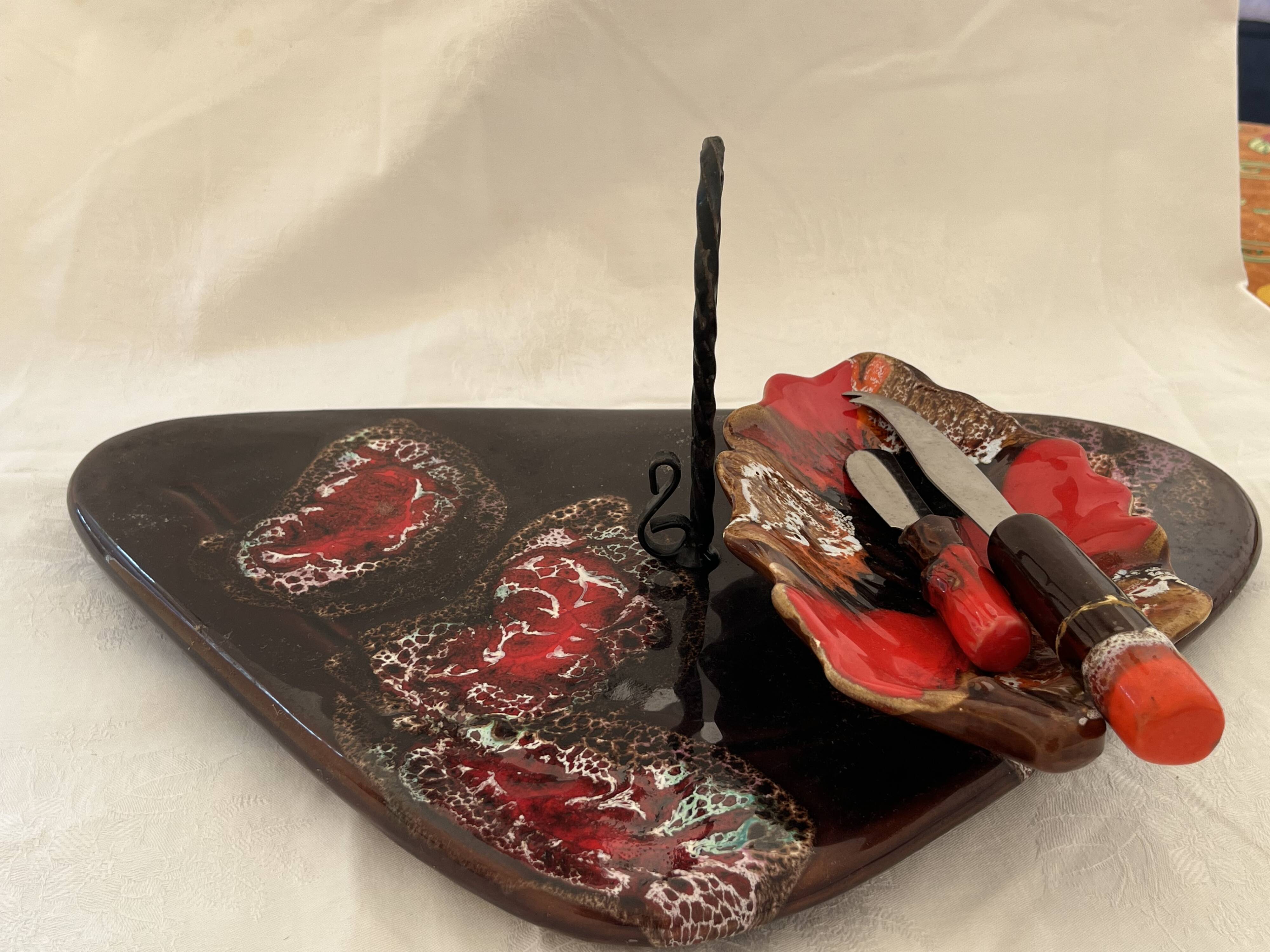 Valauris cheese board with butter dish and 2 knives (cheese and butter)