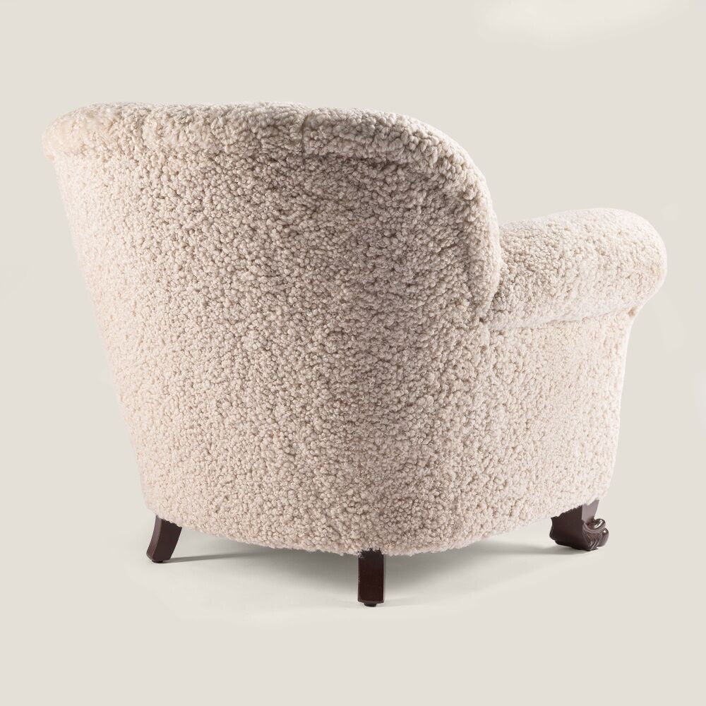 Lounge chair with lion claw feet