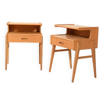 Une paire de tables de chevet en chêne scandinave sculpté.