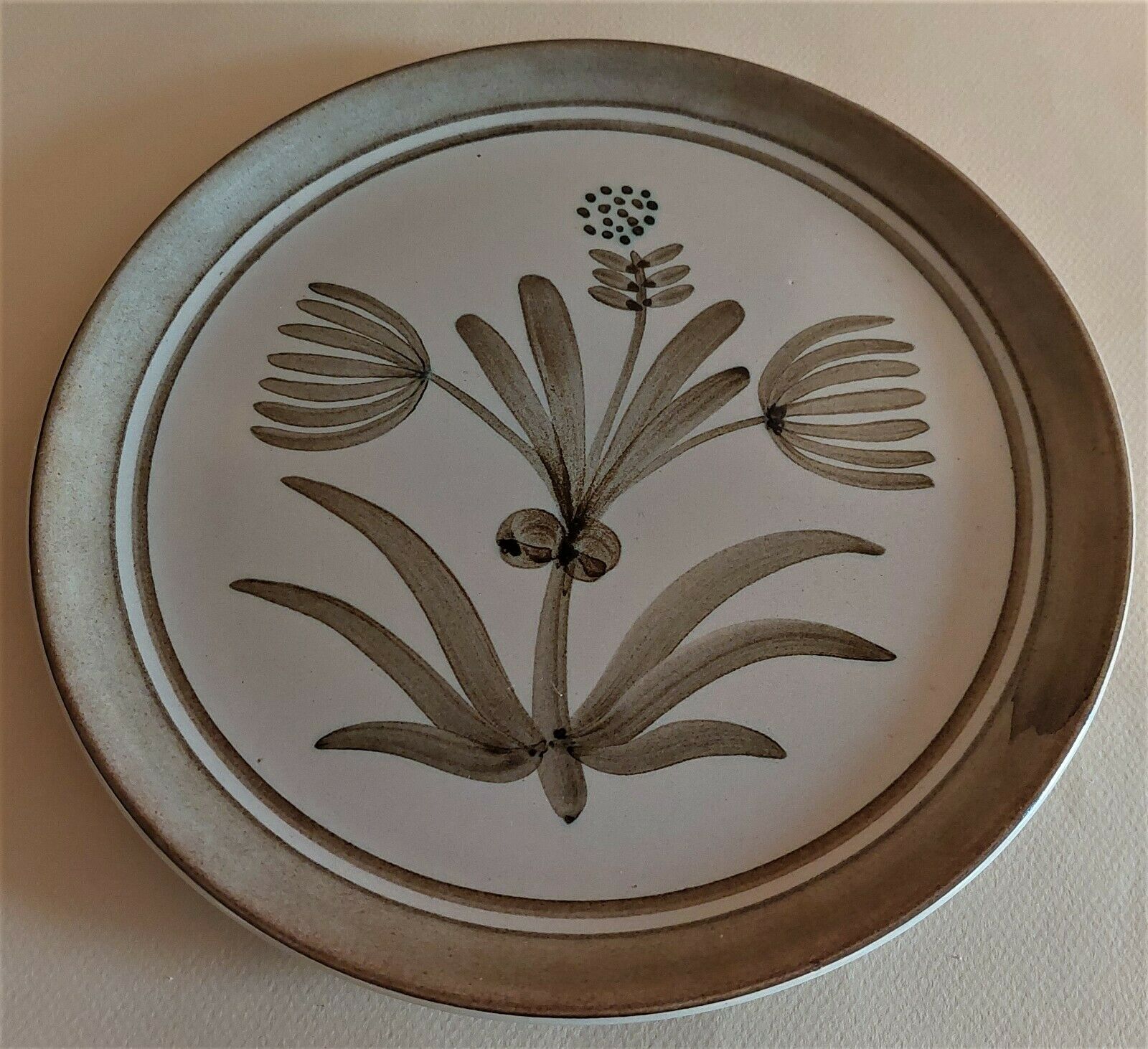 Vintage flat plate in sandstone marked Longchamp