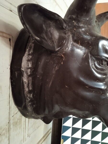 Food sign / cast iron bull mouth