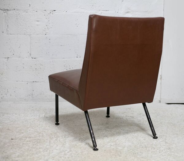 Chauffeuse, circa 1950. Simili-cuir brun.