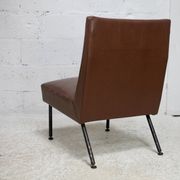 Chauffeuse, circa 1950. Simili-cuir brun.