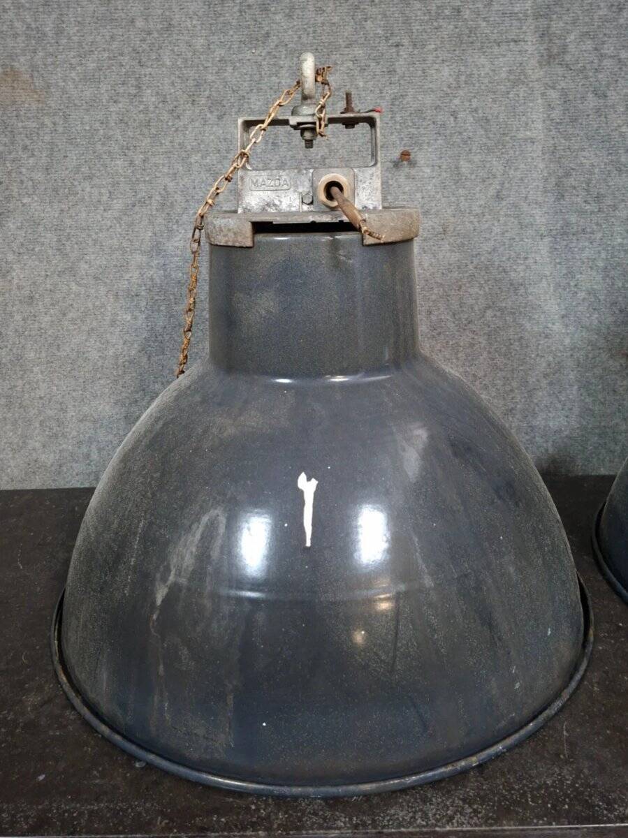 Pair of industrial pendant lights in enamelled sheet metal – 20th century (lot A)