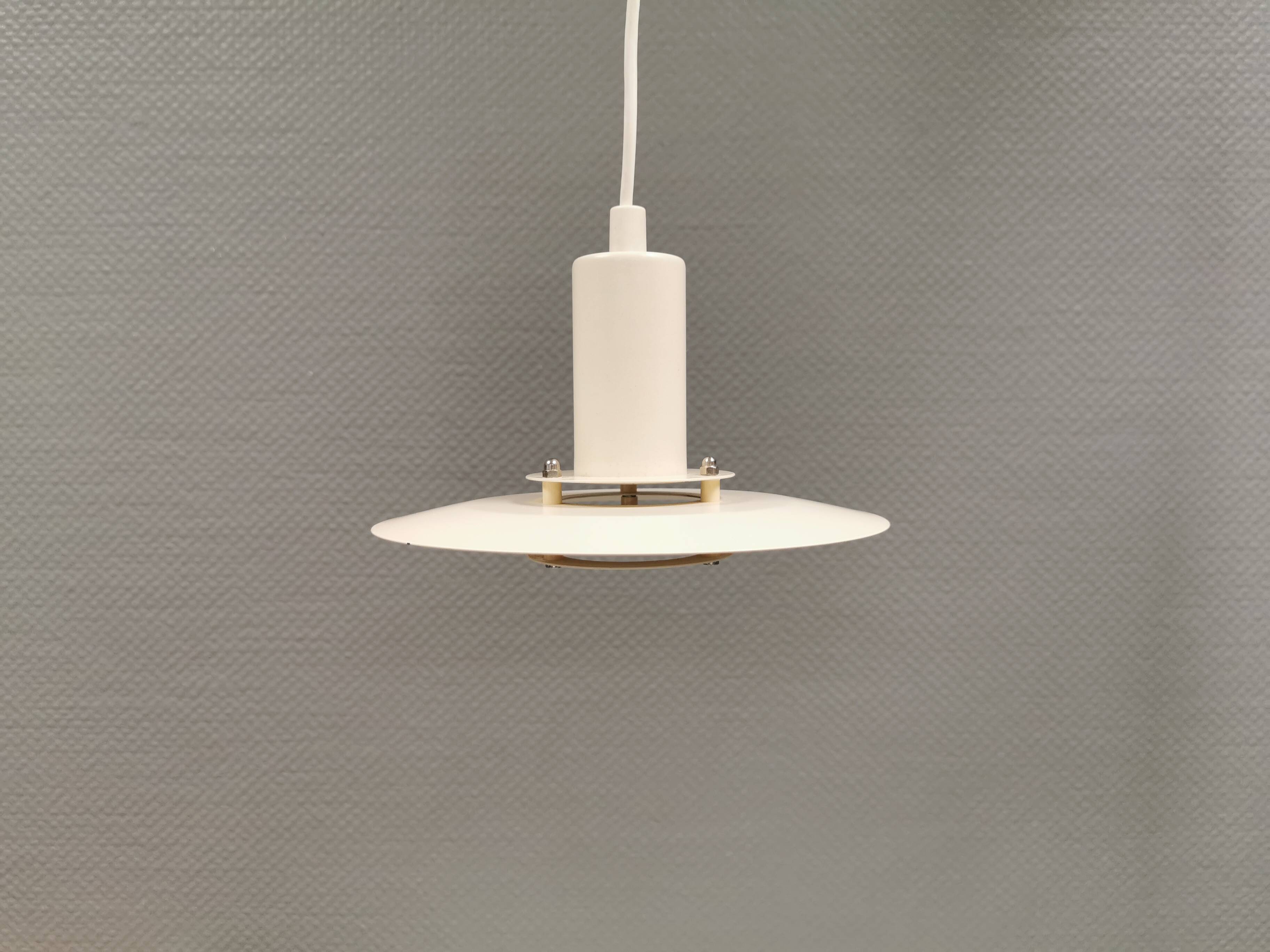 Une lampe suspendue minimaliste blanche de Lyfa Danemark, années 1980.