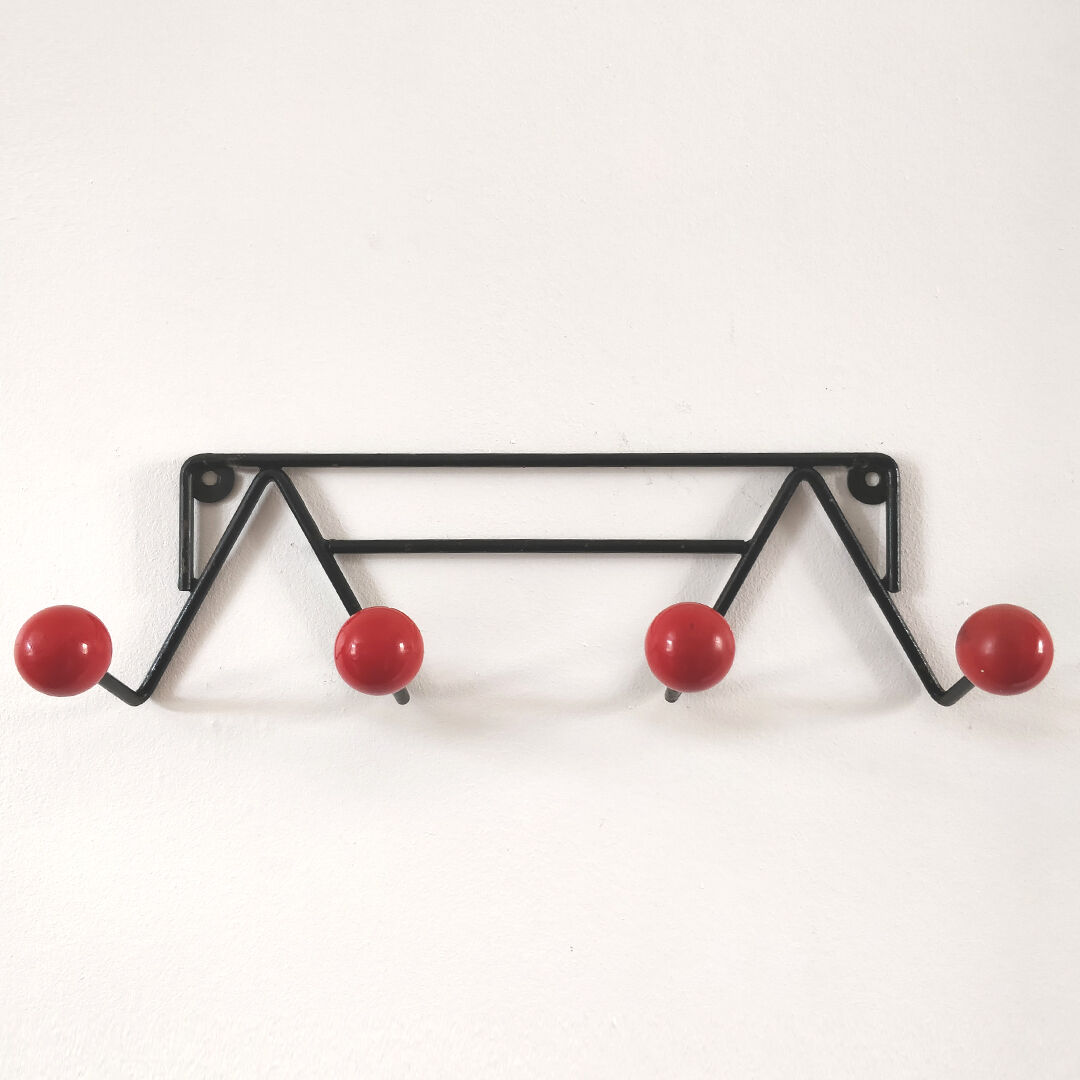 Door coats vintage 4 pateres red balls