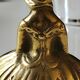 Ancienne cloche de table/ou Décoration en bronze à patine Dorée. Femme victorienne en robe crinoline