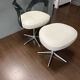 Ancien fauteuil de coiffure et son repose pieds