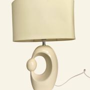 Lampe de table en céramique crème d'inspiration mid-century, avec abat-jour