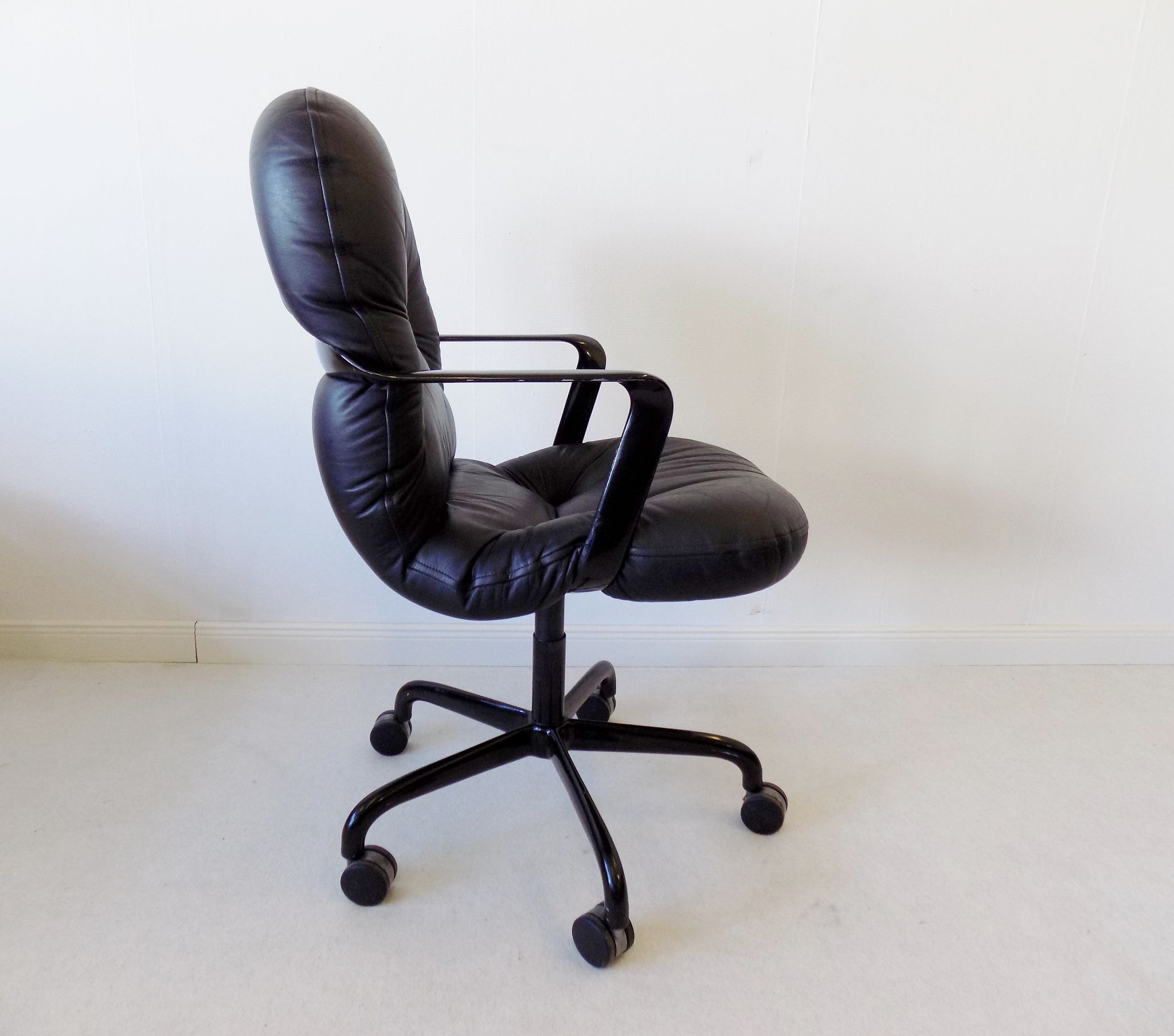 Black leather office chair 2328 by Bruce Hannah & Andrew Morrison