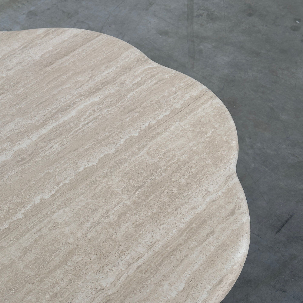 Table basse en travertin sculptural français élégant, années 1980