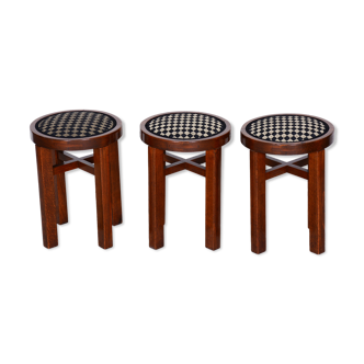 Ensemble de 3 tabourets de pied art deco fabriqués en tchéquie des années 20, nouveau rembourrage, vernis revivifié