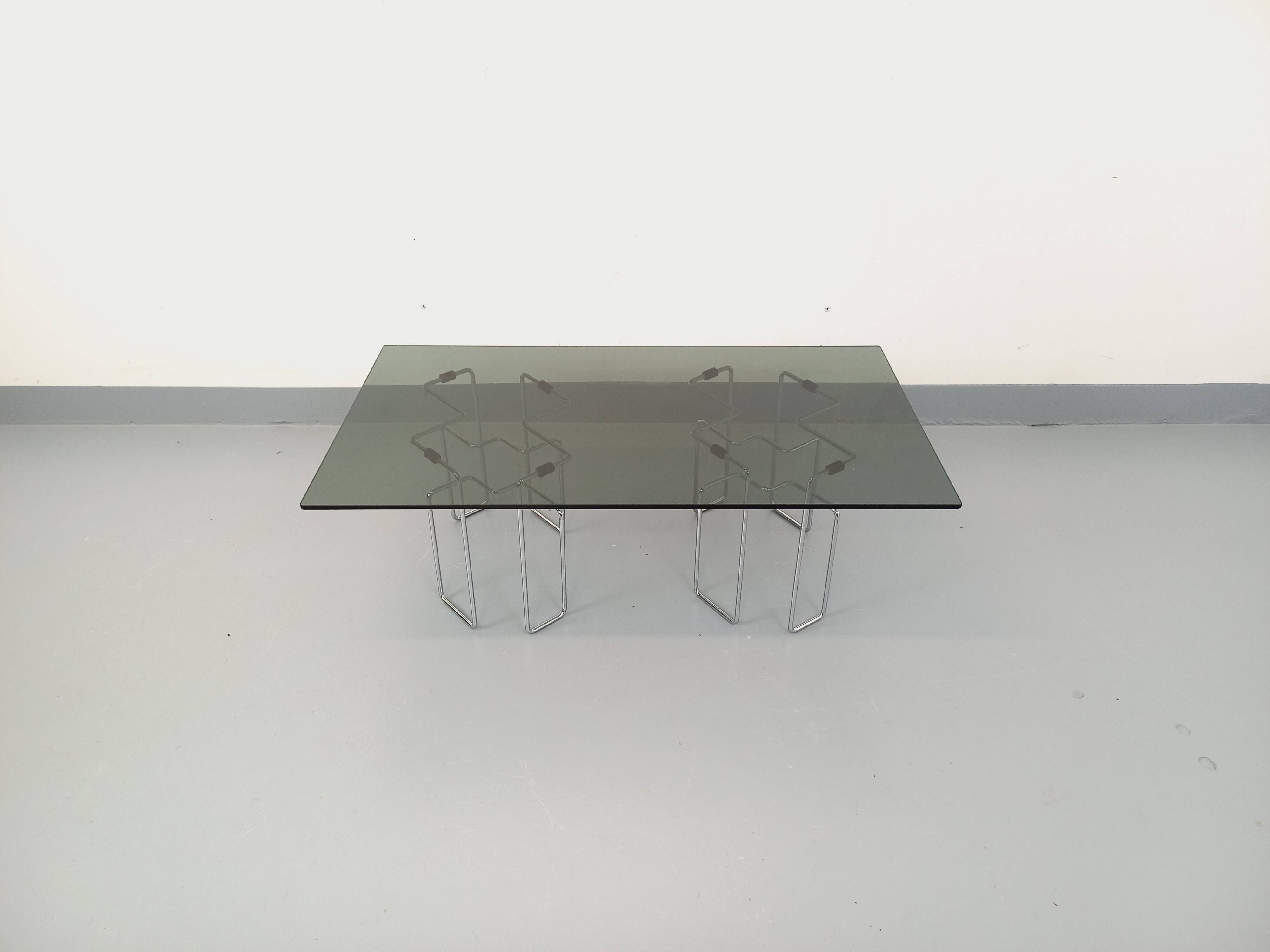 Table basse rectangulaire Space Age vintage en verre fumé et métal chromé