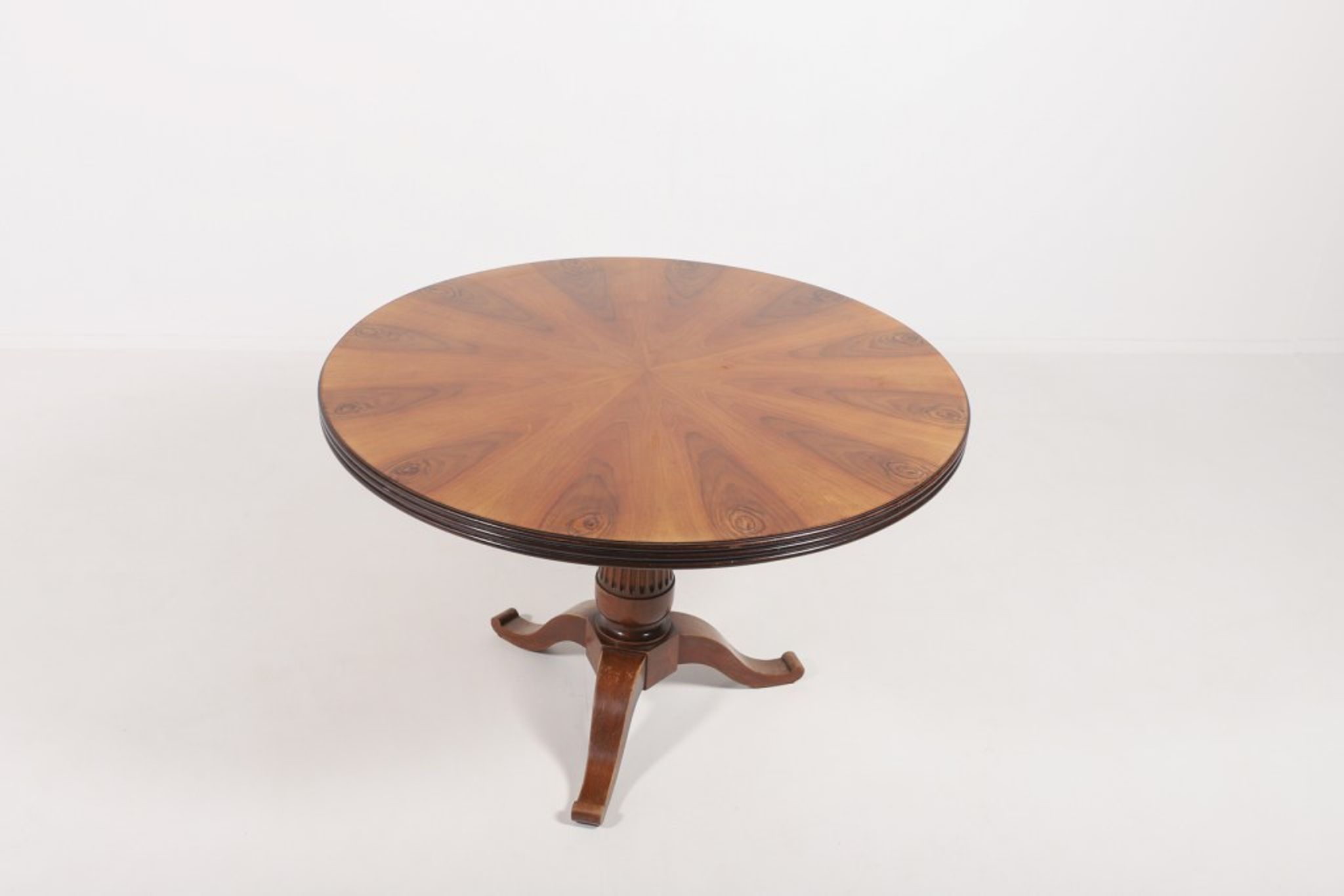 Italian round dining table in veneer, 1930s