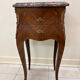 Commode. Avec plateau en marbre.