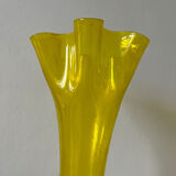 Vase en verre soufflé jaune