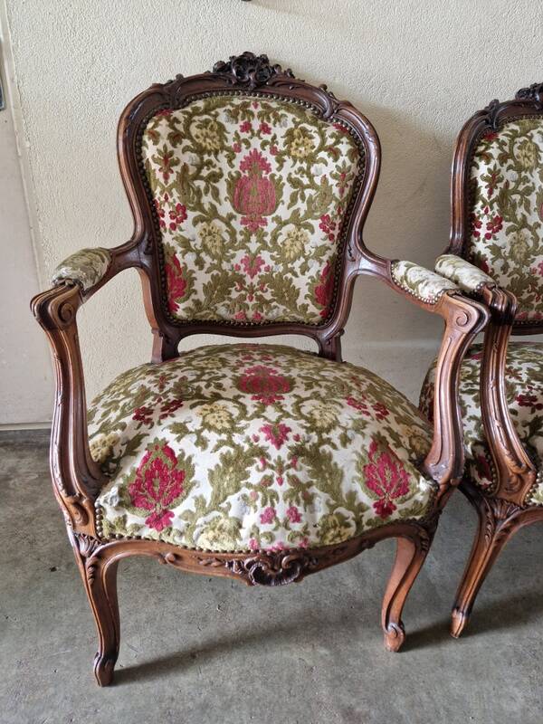 Paire de fauteuils cabriolets de style Louis XV en bois mouluré