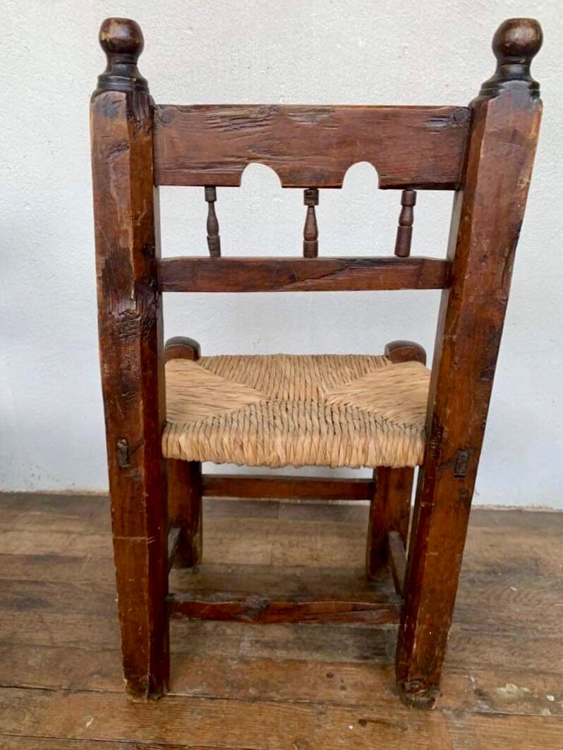 Series of 4 brutalist rustic chairs in carved wood straw seat
