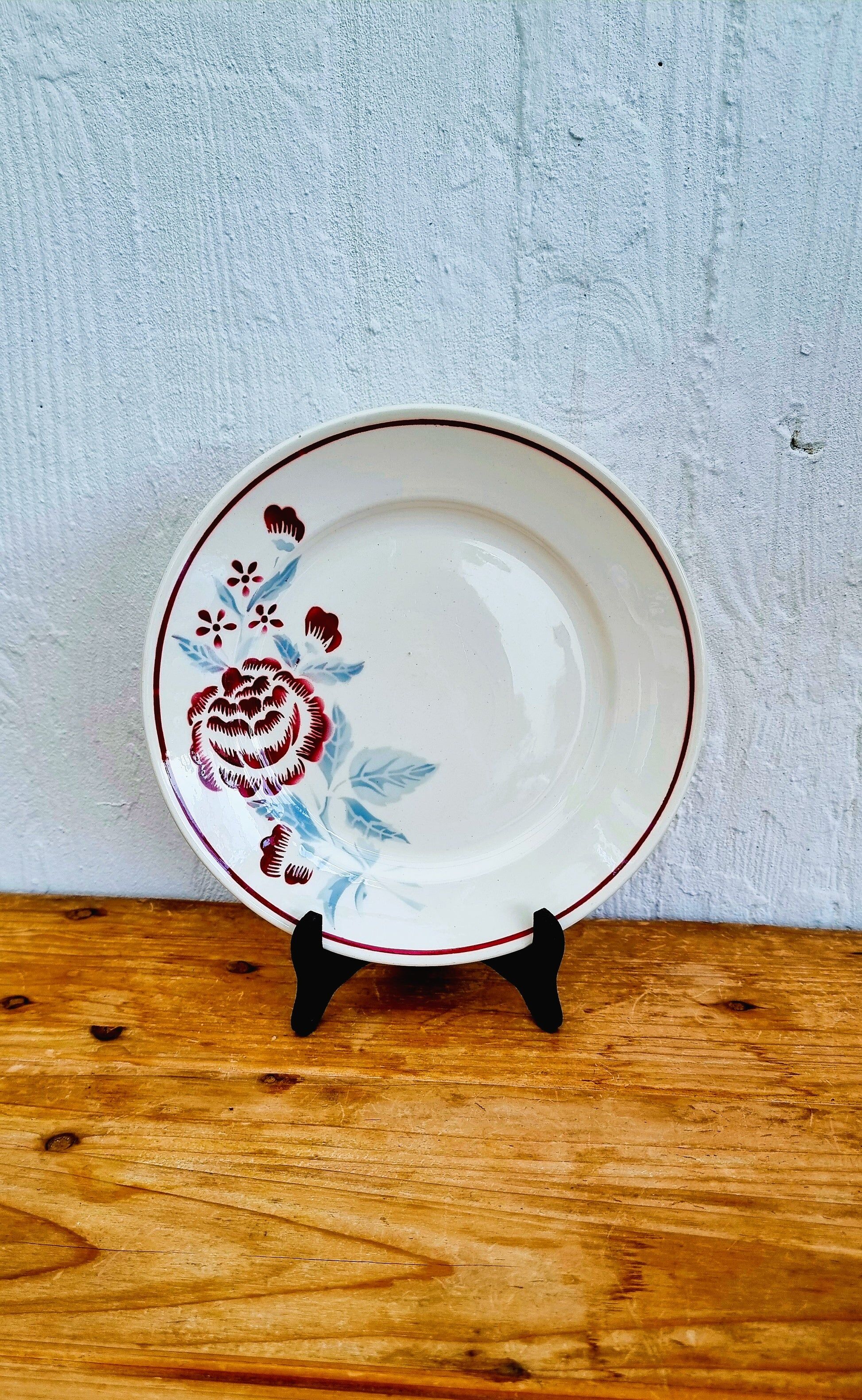 Set of 7 Badonviller Antibes plates with vintage floral decoration.
