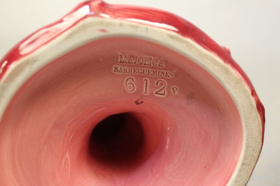 Pairs of vases decorated with majolica sarguemine flowers