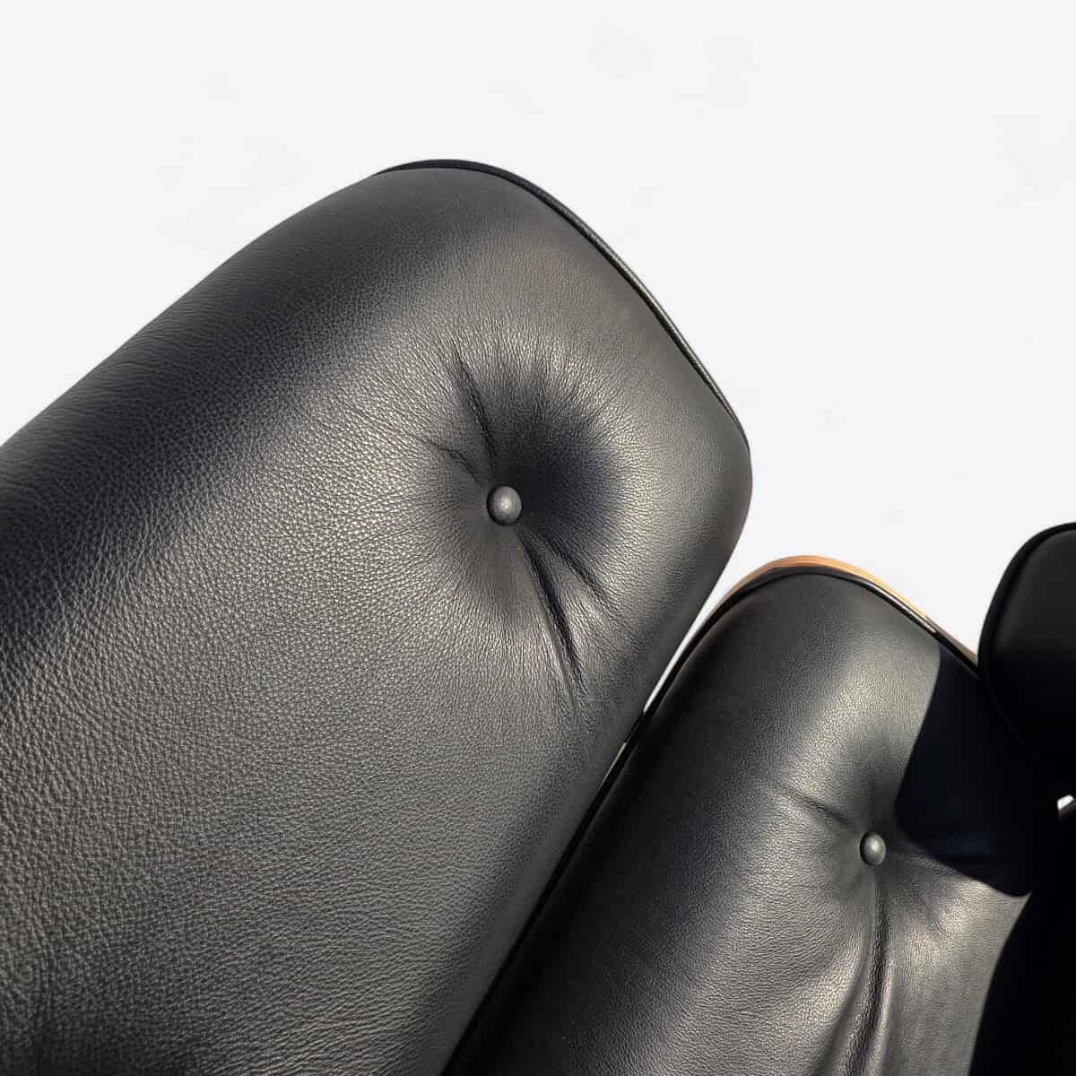 Fauteuil et repose-pieds hauts Herman Miller Original Eames, noir et chêne