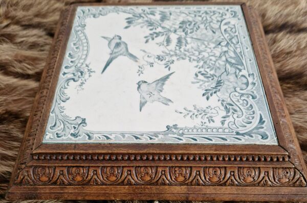 Dessous de plat musical ancien en bois sculpté et faïence Belle Époque