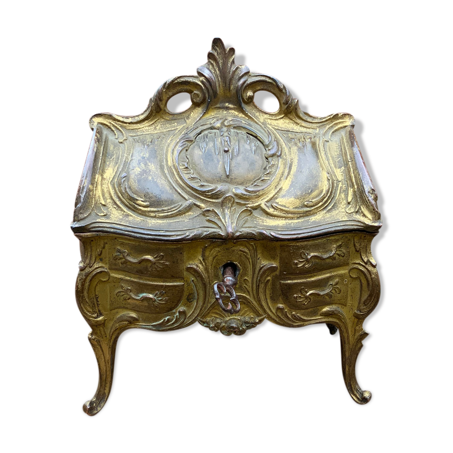 Boîte à bijoux ancienne en bronze doré avec sa clef forme commode galbée