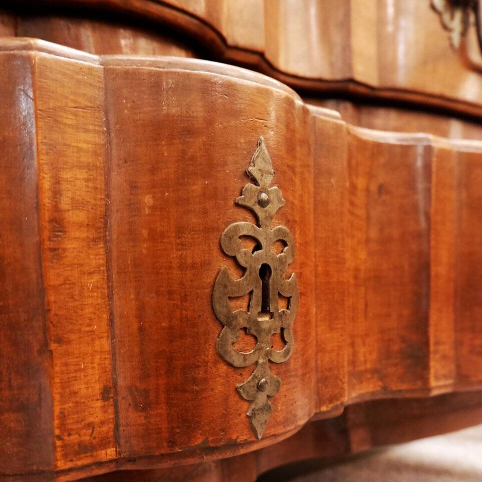 18th Century French Crossbow Front Chest of drawers in Walnutt