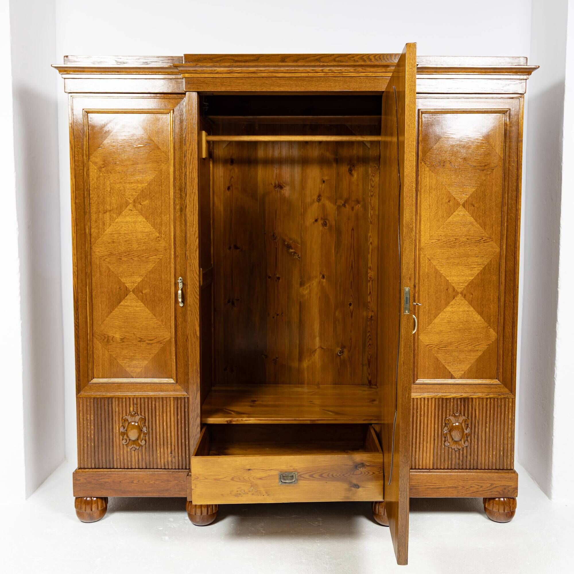 Grande armoire trois portes en chêne - Interguerre 1920-1939
