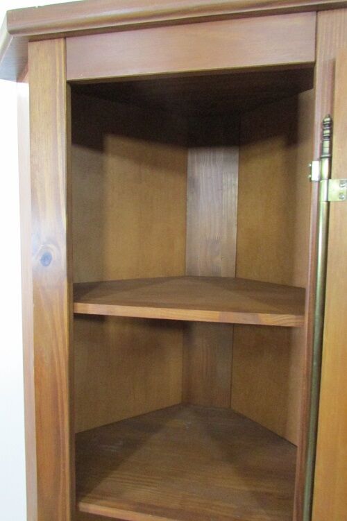 Corner, furnished to high angle pine